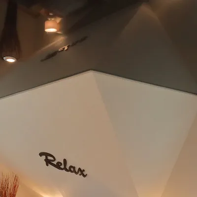 Lackspanndecke in modernem Wohnzimmer – mattes Finish