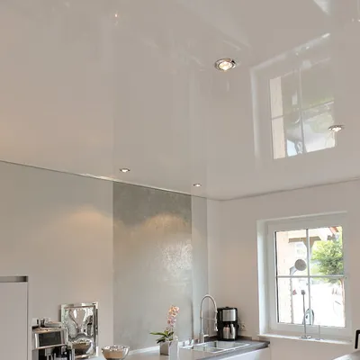 Lackspanndecke mit indirekter Beleuchtung